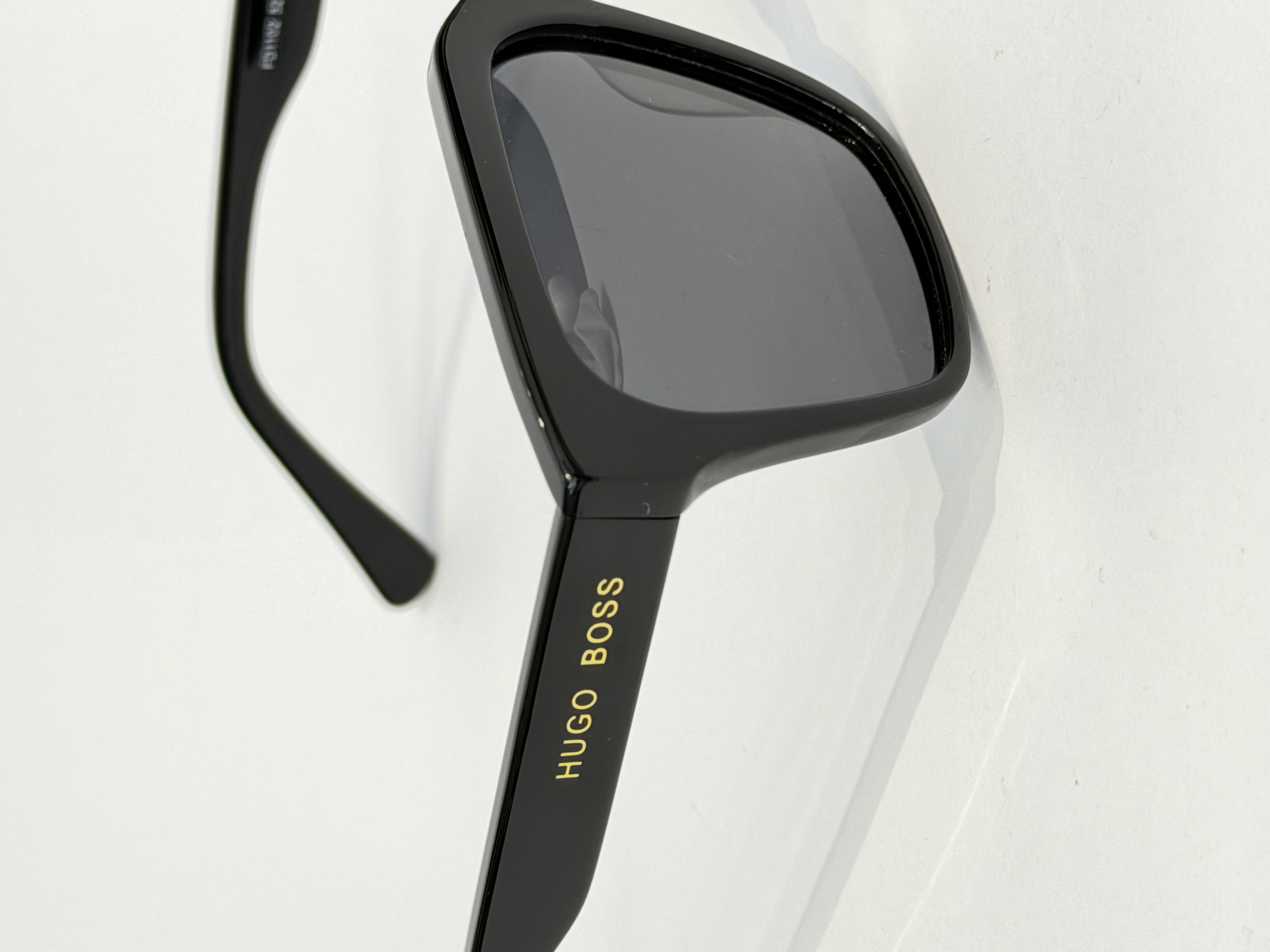عینک آفتابی هوگوباس Hugo Bossمدل FD1102کائوچویی